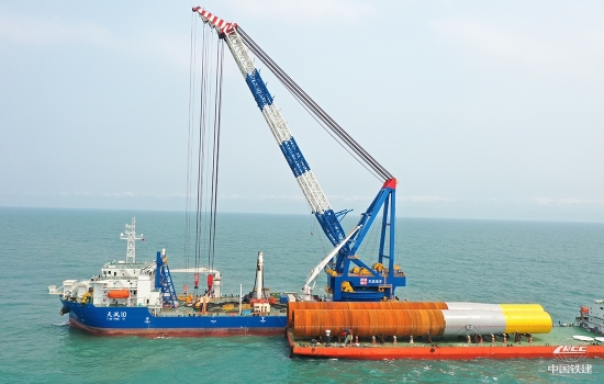 申能海南項(xiàng)目部單船單鉤三點(diǎn)吊(吳依林 攝).jpg