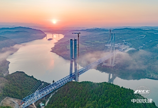 2025年8月18日,湖北十堰,中鐵十一局承建的西十高鐵漢江特大橋建設(shè)現(xiàn)場。古建敖 攝 (3).jpg