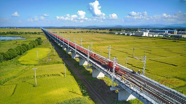 004 2017年9月6日,哈佳快速鐵路全線鋪軌完成。哈佳鐵路是我國高寒地區最長快速鐵路,設計時速200公里,為客貨共線鐵路,全長343公里,23局承擔了全線一半的鋪軌任務。新建哈佳鐵路開通運營后,是黑龍江省東北部地區通往哈爾濱及關內最便捷的客運通道。.JPG